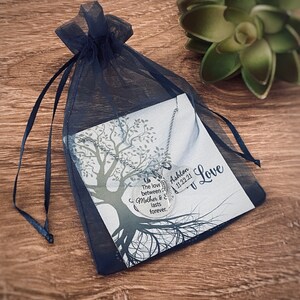 Puede incluir: Un collar de plata con un colgante redondo que dice "El amor entre madre e dura para siempre." El colgante tambi&eacute;n tiene un peque&ntilde;o dije de pluma y el nombre "Ashton 11.22.21" grabado en &eacute;l. El collar se muestra en una tarjeta blanca con un dise&ntilde;o de &aacute;rbol y las palabras "Mi amor".