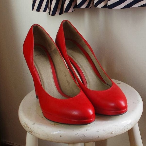 Red Shoes 40s style Pinup round toe retro pumps with slight platform Y2K vintage Topshop ladies shoes