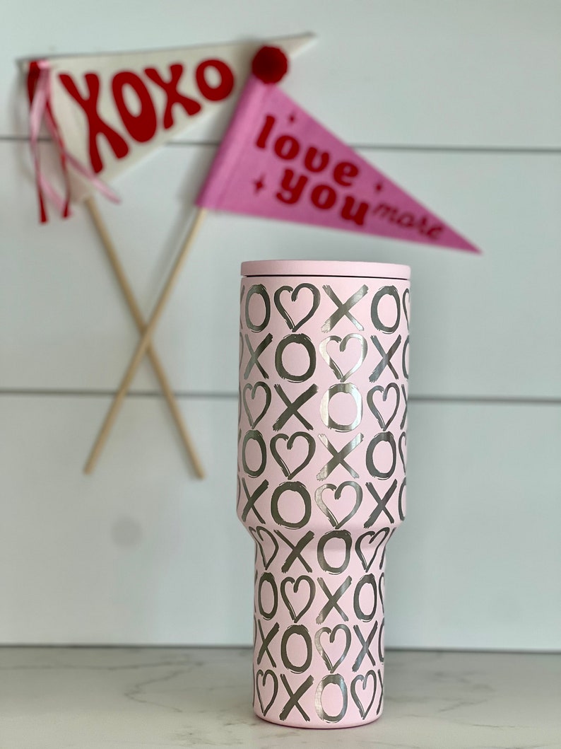 40oz Tumbler Laser Engraved Valentine XOXO, Light Pink immagine 3