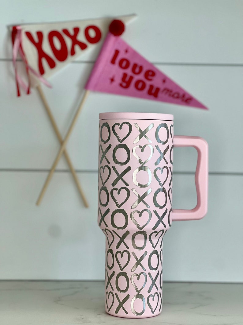 40oz Tumbler Laser Engraved Valentine XOXO, Light Pink immagine 1