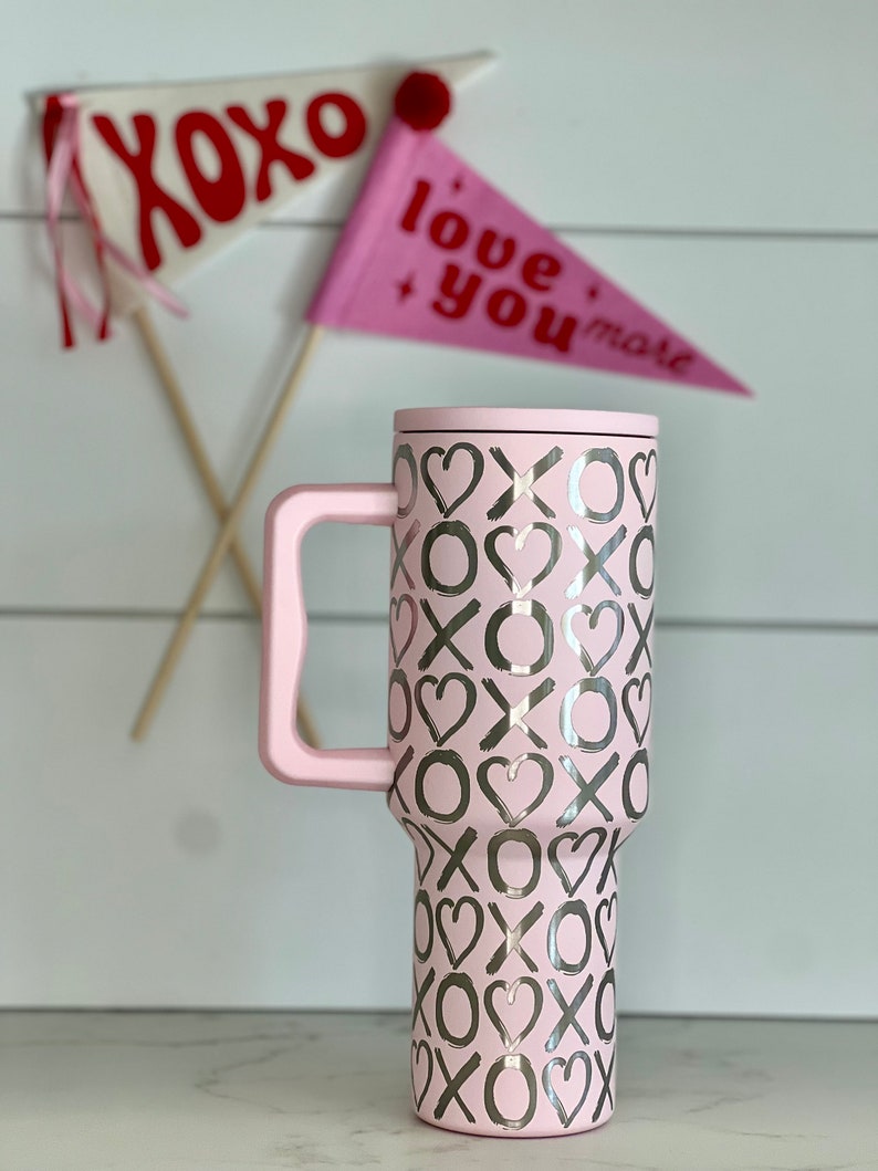 40oz Tumbler Laser Engraved Valentine XOXO, Light Pink immagine 4