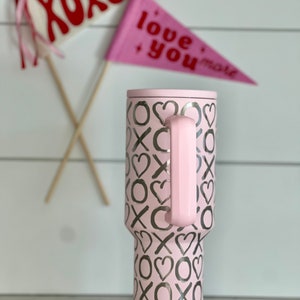 40oz Tumbler Laser Engraved Valentine XOXO, Light Pink immagine 2