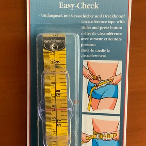 Peut inclure: Ruban de mesure de circonférence Easy-Check jaune avec étui transparent. Le ruban mesure jusqu'à 147 cm. L'emballage comprend le texte "Patent" et "hoechstmass". Fabriqué en Allemagne.