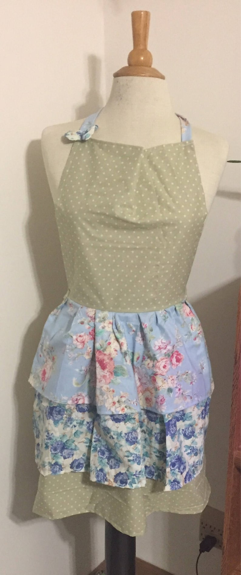 Housewarming Gift Ruffled Floral Apron Women/'s Apron Gifts Under 50 Bridal Shower Gift