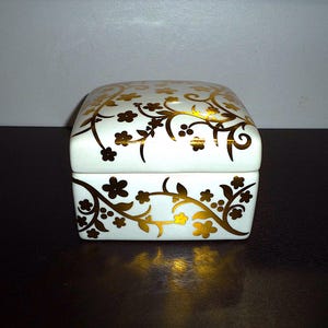 Vintage Gold Leaf Ceramic Centerpiece Jewelry/Accessories Box