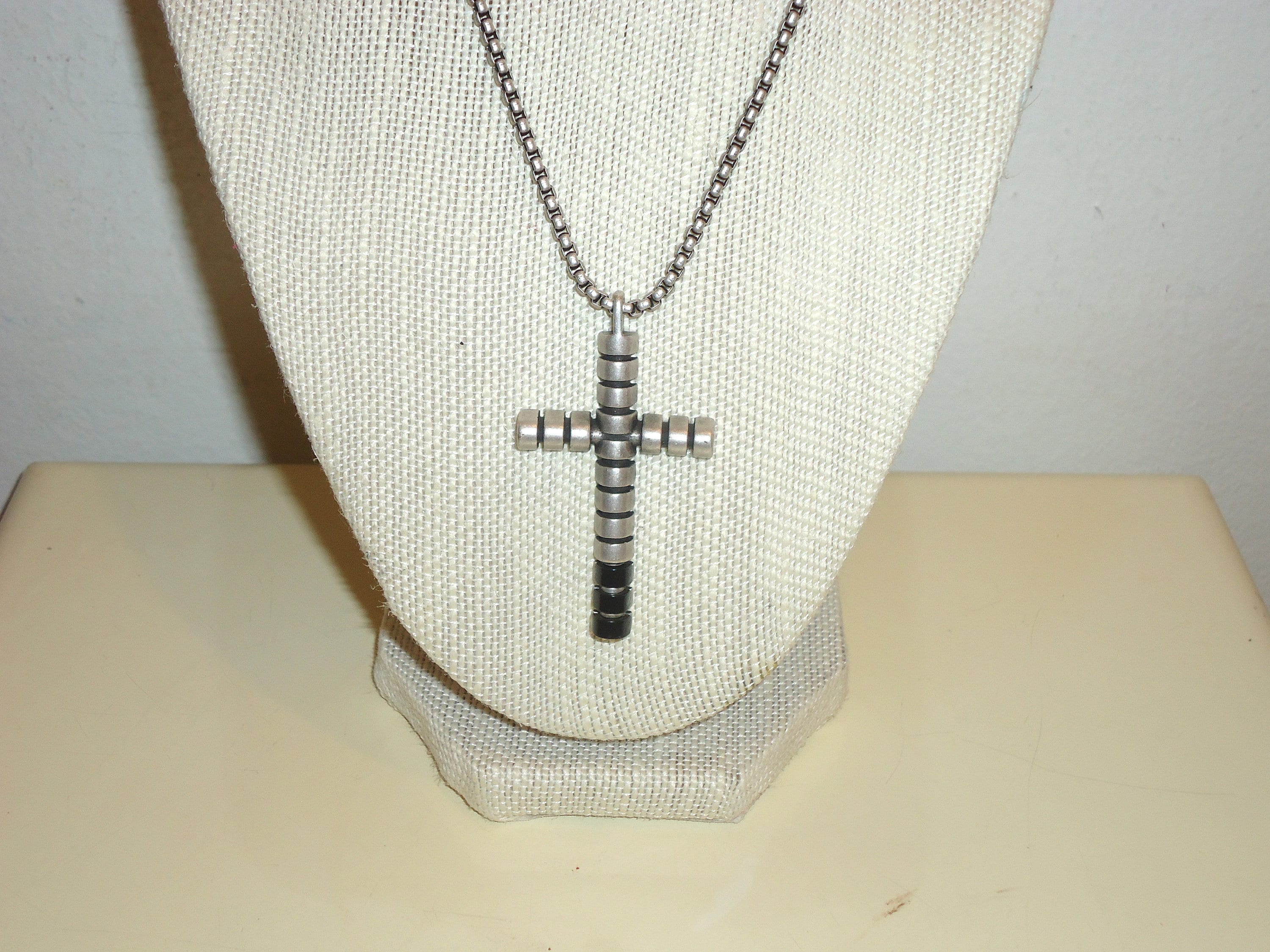 Collier Pendentif Croix En Alliage Argenté - Bijou Vintage - Occasion En Très Bon état