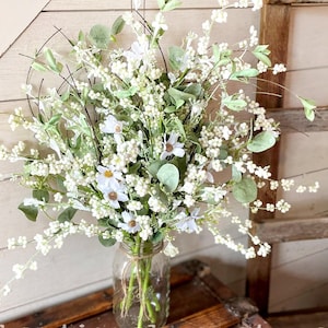 Gänseblümchen und Eukalyptus Wildblumenspray, rustikaler Herzstückvasenfüller, Faux Boho Blumen für Tisch