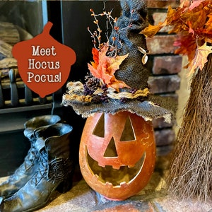 Halloween-Kürbisdekoration, wunderlicher Kürbis, geschnitzter Kürbis, handgefertigte Hexendekoration, Kürbiskunst, Indoor-Herbstkürbis mit Lichtern