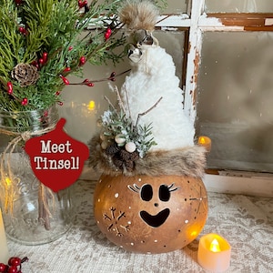 Elfo de Natal Artesanal com Luz, Arte Natalina Única em Abóbora, Centro de Mesa