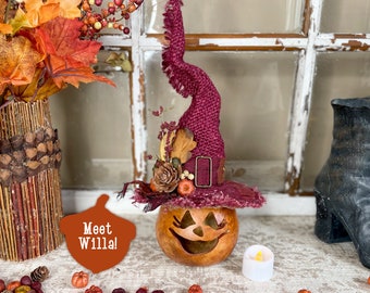 Zucca autunnale, zucca con candela, decorazione di strega di Halloween, esposizione di Halloween, decorazione autunnale primitiva, arte della zucca intagliata
