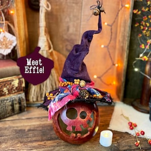 Halloween-Kürbisdekoration, wunderlicher Kürbis, aus Kürbis geschnitzter Kürbis, Hexendekoration, Kürbiskunst, Indoor-Herbstkürbis mit Lichtern