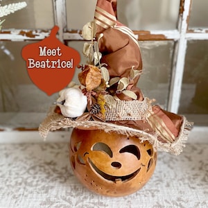 Halloween-Kürbisdekoration, wunderlicher Kürbis, geschnitzter Kürbis, Hexendekoration, Kürbiskunst, Indoor-Herbstkürbis mit Lichtern