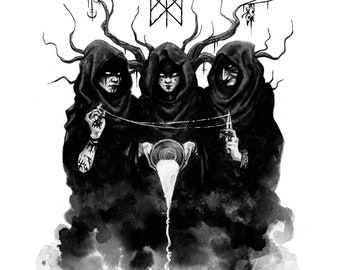 Op de afbeelding: Drie figuren in zwarte gewaden met kap, elk met een draad, weven een web over een kom die een stroom vloeistof uitgiet. Een zwart-wit symbool bevindt zich boven hen.
