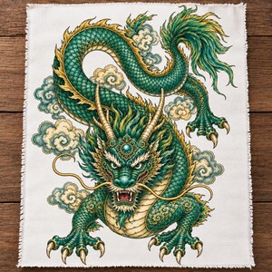 Op de afbeelding: Een rechthoekige witte stoffen wandhanger met een gedetailleerde illustratie van een groene draak met gouden accenten, scherpe klauwen en lange snorharen, omringd door gestileerde wolken. De randen van de stof hebben een gerafelde afwerking.