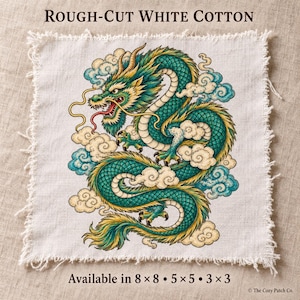Può includere: Un pezzo quadrato di tessuto di cotone bianco con bordi sfrangiati che presenta un'illustrazione stampata di un drago verde e giallo circondato da nuvole stilizzate. Il testo recita Rough-Cut White Cotton e Available in 8x8, 5x5, 3x3 cm.