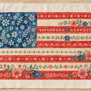Op de afbeelding: Een decoratief rechthoekig vlagontwerp op crèmekleurige stof. De vlag heeft een blauw bloemenpatroon in de linkerbovenhoek en rode en crèmekleurige strepen. Bloemen- en bladaccenten zijn verwerkt, met roze en blauwe bloemen.