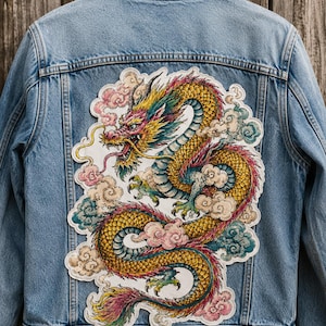 Parche de tela con dragón amarillo y rosa – Obra de arte original