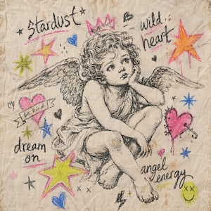 Puede incluir: Un boceto a lápiz de un querubín con alas y corona, rodeado de garabatos coloridos y texto. El texto incluye "Stardust", "wild heart", "dream on" y "angel energy". También hay corazones y estrellas dibujados alrededor del querubín.