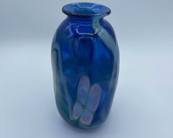 Vase vintage en verre d'art bleu cobalt, fleurs soufflées à la main, signé