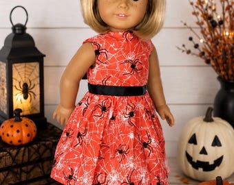 Vestido de Halloween para muñeca de 45 cm (18 pulgadas) con estampado de arañas negras y telarañas naranjas.