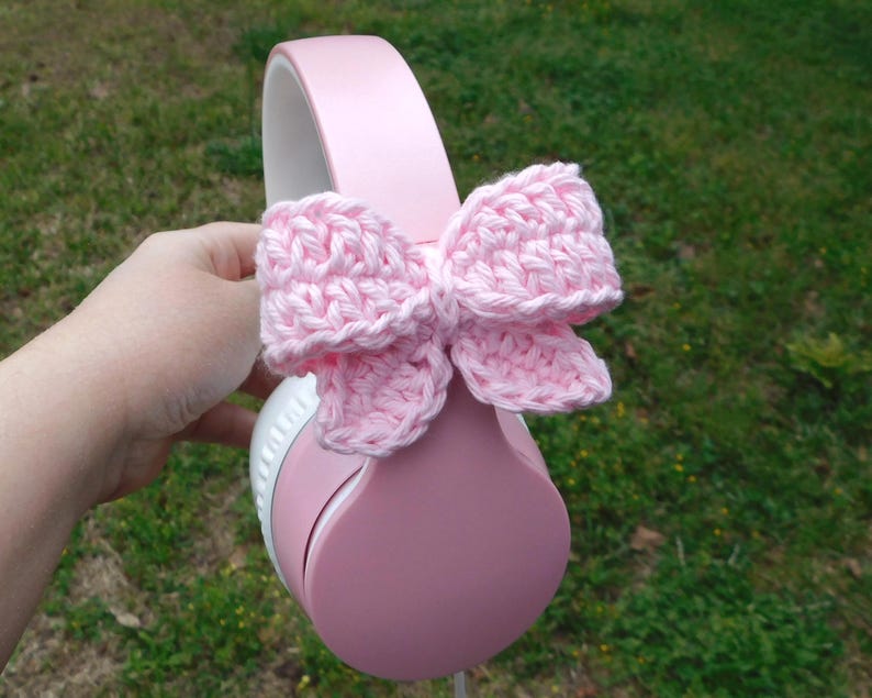 Crochet Bow Headphone Accessory, Cute Headphone Charm, Bow Bag Charm, Cute Gift For Her, Cute Car Decor Gift, Hair accessory bild 1