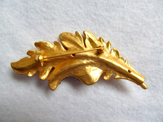 Lovely Matte Gold Tone Leaf Pin w/gold color Rhin… - image 4