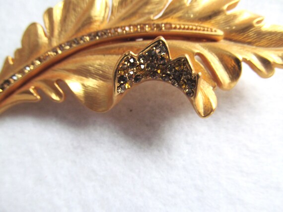 Lovely Matte Gold Tone Leaf Pin w/gold color Rhin… - image 2