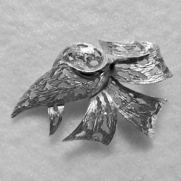 Classic CROWN TRIFARI Brushed Silver Tone Bow Pin #137-1