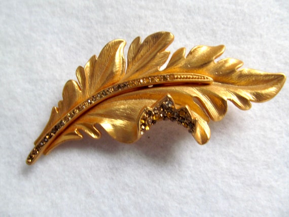 Lovely Matte Gold Tone Leaf Pin w/gold color Rhin… - image 1