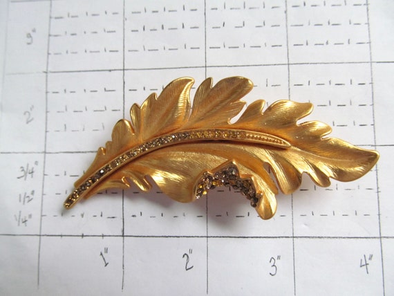 Lovely Matte Gold Tone Leaf Pin w/gold color Rhin… - image 5