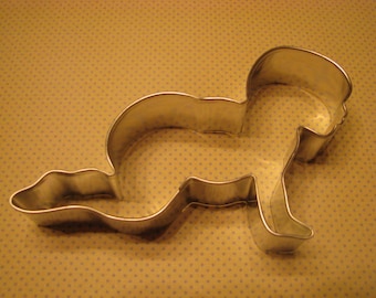Tagliabiscotti in metallo a forma di bambino che gattona, 5,25"