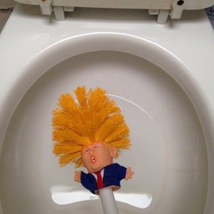 Brosse de toilette Donald Trump. Le commandant original In Crap™ Rendez vos toilettes encore plus belles™ image 1