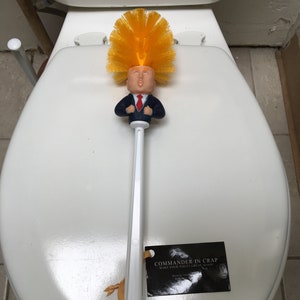 Brosse de toilette Donald Trump. Le commandant original In Crap™ Rendez vos toilettes encore plus belles™ image 3