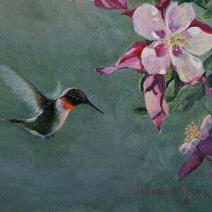 Op de afbeelding: Een schilderij van een kolibrie in vlucht met zijn vleugels uitgespreid. De kolibrie vliegt naar een roze bloem met rode accenten. De achtergrond is groen.