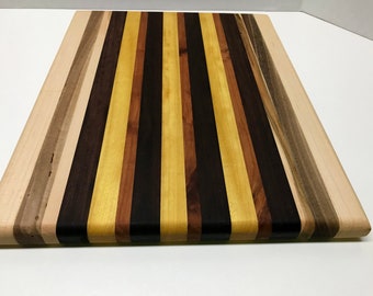 Tabla de cortar de madera exótica hecha a mano: acabado apto para uso alimentario
