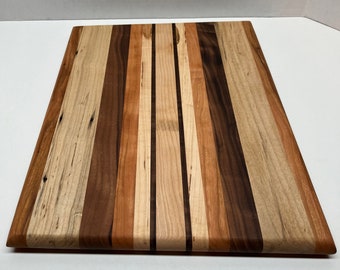 Tabla de cortar de madera hecha a mano: veta de madera natural, acabado apto para alimentos