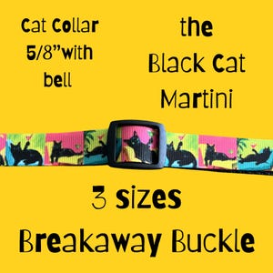 Puede incluir: Un collar para gatos con hebilla de liberación. El collar mide 1,6 cm de ancho y presenta un patrón repetido de gatos negros sobre un fondo colorido. También se ve el texto "the Black Cat Martini".