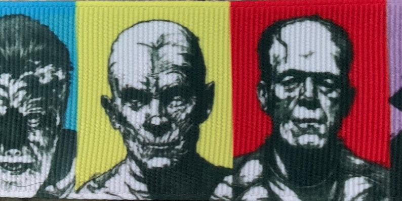 Puede incluir: Una ilustraci&oacute;n colorida de cuatro monstruos cl&aacute;sicos de pel&iacute;culas de terror. Los monstruos est&aacute;n representados en blanco y negro sobre un fondo azul, amarillo, rojo y morado. Los monstruos son el monstruo de Frankenstein, la Momia, el Hombre Lobo y Dr&aacute;cula.