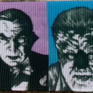 Puede incluir: Una cinta de tela colorida con im&aacute;genes en blanco y negro de monstruos cl&aacute;sicos de pel&iacute;culas de terror. La cinta presenta a Dr&aacute;cula, el Hombre Lobo, el Monstruo de Frankenstein y la Criatura de la Laguna Negra.