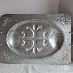 Vintage Everlast Forged Aluminum Carving and Serving Platter. Footed Aluminum Serving Tray