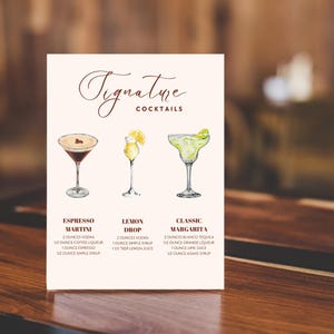 Ausgestelltes Signature Drink Schild. Bar-Speisekarte Vorlage. Minimalistische Barkarte zum Ausdrucken. Bearbeitbare Getränkemenüvorlage mit Getränken und Beilagen.