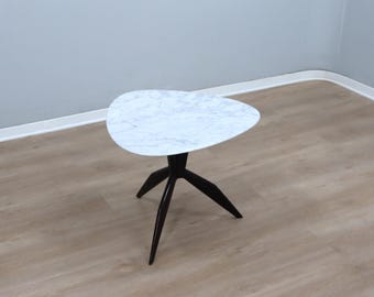 Couchtisch aus Marmor im organischen Mid-Century-Design, dreibeinig, 1950er Jahre