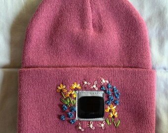 Handbestickte Mütze - Waldrose mit bunten Blumen