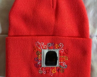 Handbestickte Strickmütze - bittersüß mit bunten Kringeln