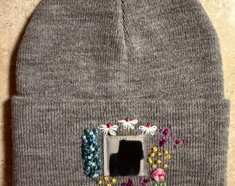 Handbestickte Mütze - hellgrau mit bunten Blumen