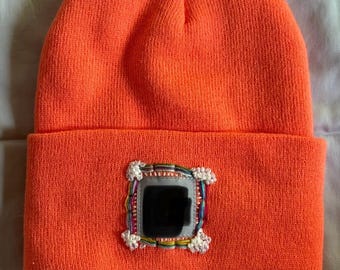 Handbestickte Strickmütze - koralle mit Regenbogenstreifen und Wolken