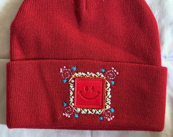 Hand gestrickte Mütze - rot mit geometrischen Mustern, Leder Smiley Patch