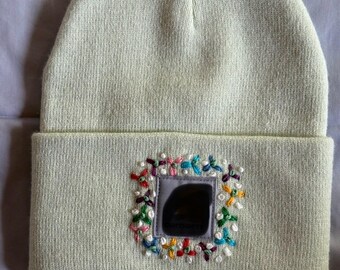 Handbestickte Mütze - zartes Grün mit bunten Blümchen