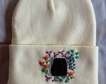 Hand bestickte Strickmütze - creme mit Blümchen