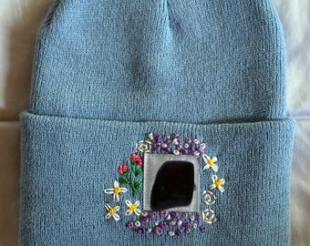 Hand bestickte Beanie - Himmelstein mit bunten Blumen